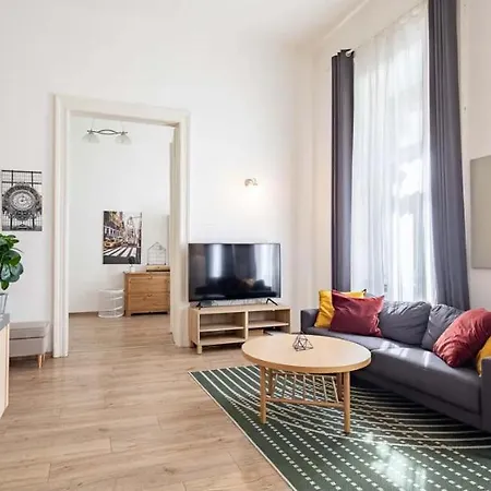 Apartment Cityscape Budget Riverside *