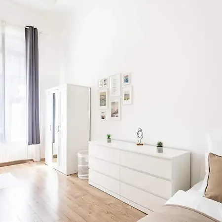 Apartment Cityscape Budget Riverside *