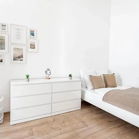 Cityscape Budget Riverside Apartment *