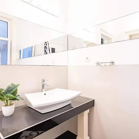 Apartment Cityscape Budget Riverside *